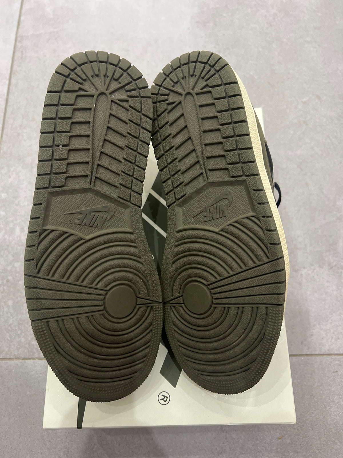 Jordan 1 x Travis Scott „Olive”