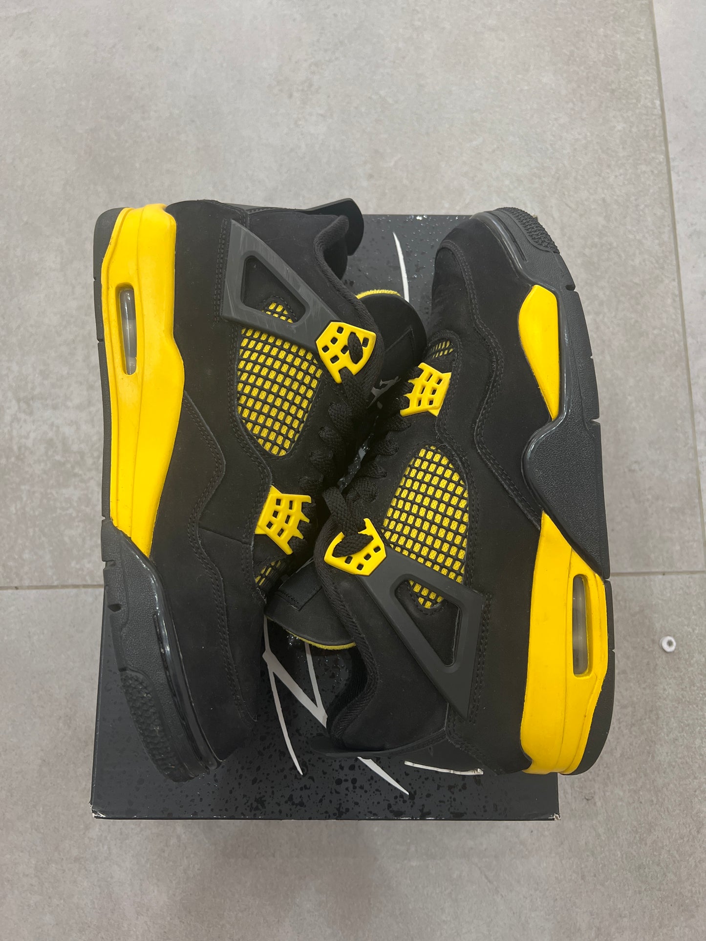 Jordan 4 Thunder