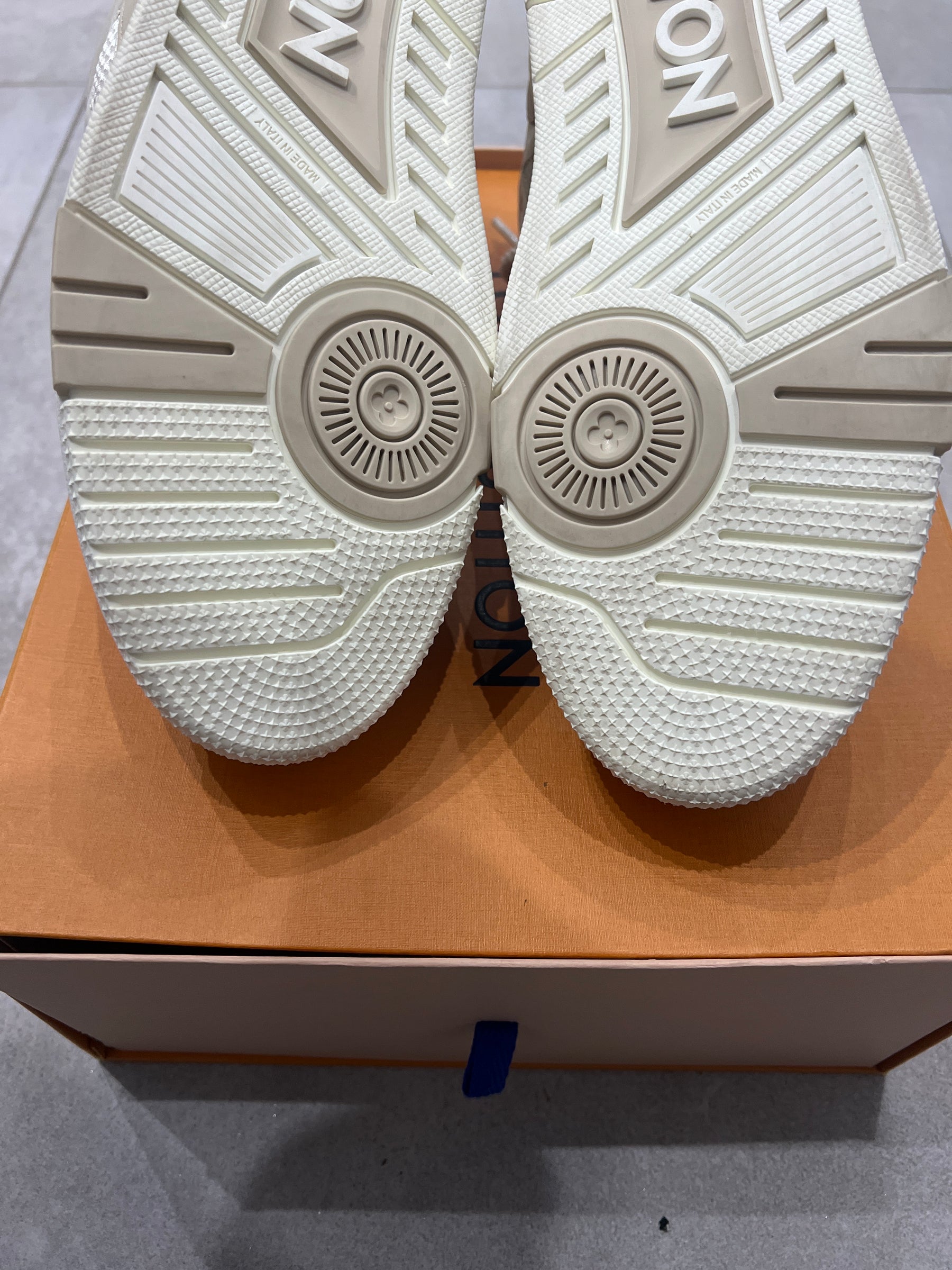 Louis Vuitton Skate Beige