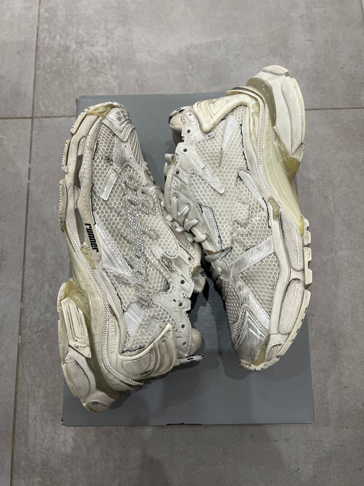 Balenciaga Runner Diamond Logo