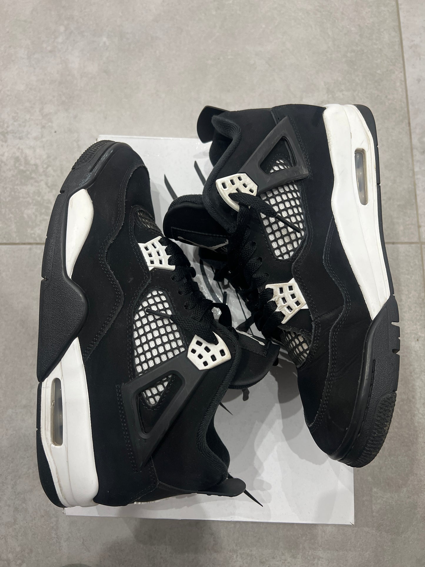 Air Jordan 4 White Thunder