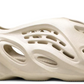 beżowe białe buty adidas yeezy foam runner sand w kolaboracji z kanye west
